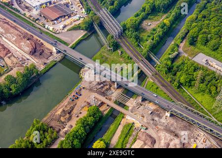 Aus der Vogelperspektive, Emschertalbrücke Autobahn A43 über Emscher und Rhein-Herne-Kanal und Eisenbahnbrücke, Baukau, Herne, Ruhrgebiet, Nord R Stockfoto