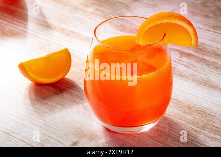 Orangengetränk auf hölzernem Hintergrund, frisch gepresster Saft Stockfoto