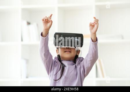 Kind begeistert von Virtual-Reality-Erlebnis Stockfoto