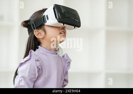 Kind begeistert von Virtual-Reality-Erlebnis Stockfoto