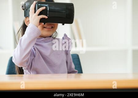 Kind begeistert von Virtual-Reality-Erlebnis Stockfoto