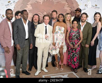 Los Angeles, USA. Juni 2024. LOS ANGELES, USA. Juni 2024: Jose M. Cervantes, Corey Hendrix, Edwin Lee Gibson, Adam Shapiro, Matty Matheson, Jeremy Allen White, Ebon Moss-Bachrach, Ayo Edebiri, Abby Elliott, Liza Colon-Zayas, Lionel Boyce, Ricky Staffieri, Sarah Ramos, Gillian Jacobs und Chris Witaske bei der Premiere von Hulus der Bär im El Capitan Theatre. Bildnachweis: Paul Smith/Alamy Live News Stockfoto