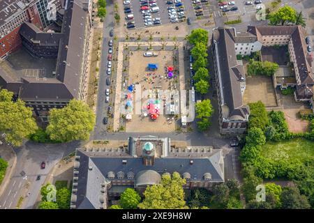 Aus der Vogelperspektive, Mai Labor Day auf dem Marktplatz Friedrich-Ebert-Platz, Stände und Bänke mit Sonnenschirmen, neben dem Rathaus, Herne-Mitte, Hern Stockfoto