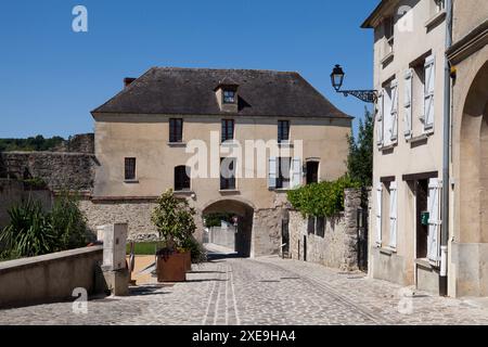 Das Tor von Saint-Pierre aus dem Ende des 13. Jahrhunderts ist ein Überbleibsel der Stadtmauer, die die befestigte Stadt umgab, die in der Nähe steht Stockfoto