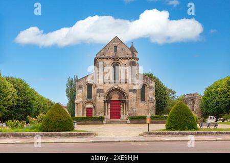 Die Kirche Saint-Pierre-au-Parvis de Soissons (französisch: Eglise Saint-Pierre-au-Parvis de Soissons) ist eine römisch-katholische Kirche im romanischen styl Stockfoto