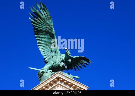 Skulptur des Vogels Turul auf der Savoyer Terrasse Stockfoto