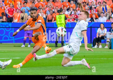 Berlin, Deutschland. Juni 2024. Deutschland, Berlin, Fußball, Österreich vs. Niederlande, Gruppe D, Gruppenphase, UEFA EURO 2024, SP, Olympia - Stadion Berlin, u.a. Cody Gakpo (NED), Phillipp Mwene (Österreich), 1:1 Entschädigung durch Cody Gakpo (NED), Tor, 25.06. 2024, Quelle: HMB Media/Alamy Live News Stockfoto