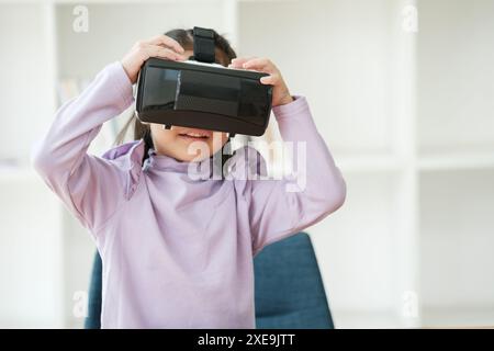 Kind begeistert von Virtual-Reality-Erlebnis Stockfoto