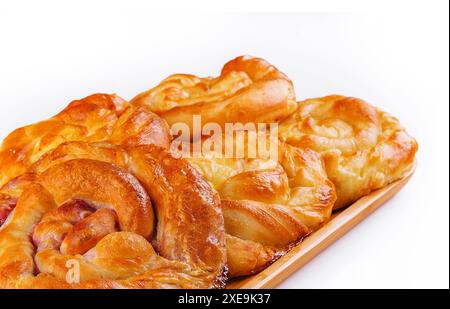 Brötchen mit Beerenmarmelade auf Holzteller Stockfoto