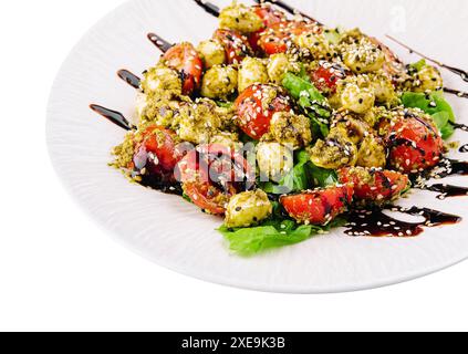 Salat mit Tomaten und Mozzarella mit Basilikumblättern und Streifen Sojasauce Stockfoto