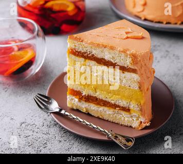 Leckerer Mousse-Kuchen mit Mango und Passionsfrucht Stockfoto