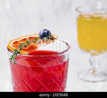 Margarita-Cocktail aus Blutorange mit Eis und Thymian Stockfoto