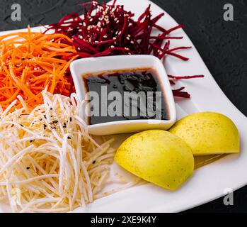 Salat mit geriebener Karotte, Roter Beete und Sellerie Stockfoto