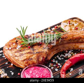 Barbecue Tomahawk Steak auf Schneidebrett Stockfoto