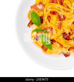 Pasta mit Speck und Basilikum auf weißer Platte Stockfoto