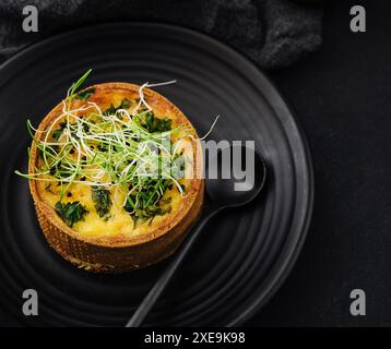 Mini-Quiche mit Kräutern auf Teller Stockfoto