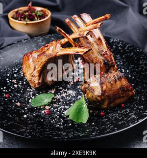 Wunderschön gegrillte Lammrippsteaks auf Teller Stockfoto