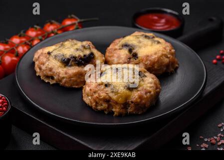 Köstliche gebackene Fleischboote mit Pilzen, Käse, Salz und Gewürzen Stockfoto