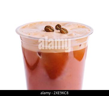 Dalgona Kaffeesahne mit Milch in einer Tasse mit Kaffeebohnen Stockfoto