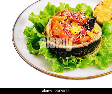 Gebackene Makrele mit Sesam, Zitrone und Gemüse Stockfoto