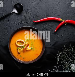 Tom Yam Meeresfrüchte-Suppe von oben auf schwarzem Stein Stockfoto