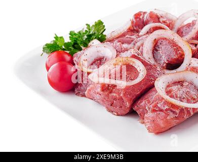 Rohes Schweinefleisch mit Zwiebeln und Gewürzen zum Kochen von Kebabs Stockfoto