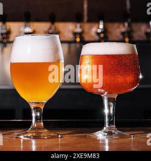 Craft-Bier in Gläsern auf dem Tisch im Pub-Innenraum bei Tageslicht Stockfoto