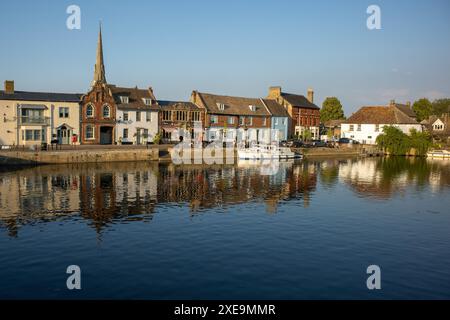 Alte Gebäude auf St Ives Quayside, Cambridgeshire, Großbritannien Stockfoto