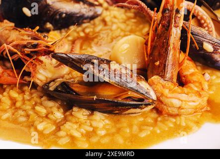 Risotto mit Meeresfrüchten mit Muschelgarnelen und Tintenfischen Stockfoto