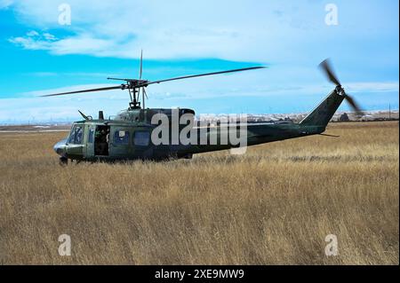 Ein UH-1N Huey von der 37th Helicopter Squadron unterstützt eine Übung der Sicherheitskräfte auf der F.E. Warren Air Force Base, Wyoming, 15. Februar 2024. Das 37th HS unterstützt die Konvoi-Übungen und hilft, die Verteidiger auf mögliche Szenarien vorzubereiten, die die Reaktionszeiten und die Verfahrensbereitschaft prüfen. (Foto der U.S. Air Force von Airman 1st Class Mattison Cole) Stockfoto