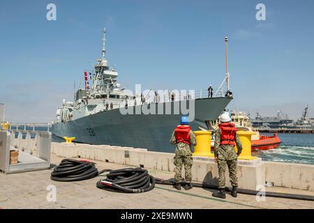 Seemann Jayden Mayo, links, und Fire Controlman 3rd Class Nikolas Hendricksbanks, beide dem amphibischen Angriffsschiff USS Essex (LHD 2) zugeteilt, stehen bereit, um Festmacherlinien von der Fregatte HMCS Vancouver (FFH 331) zu erhalten. während sie sich auf die Andockung an der Marinebasis San Diego für einen Hafenbesuch vor der Teilnahme an Rim of the Pacific (RIMPAC) 2024, 13. Juni 2024 vorbereitet. 29 Nationen, 40 Überlandschiffe, vier U-Boote, 14 nationale Landstreitkräfte, mehr als 171 Flugzeuge und 25.000 Mitarbeiter sollen vom 27. Juni bis 1. August an der RIMPAC teilnehmen. Die Welt Stockfoto