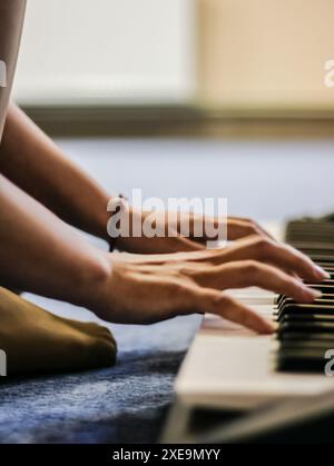 Hände, die die Tasten des Klaviers spielen. Stockfoto