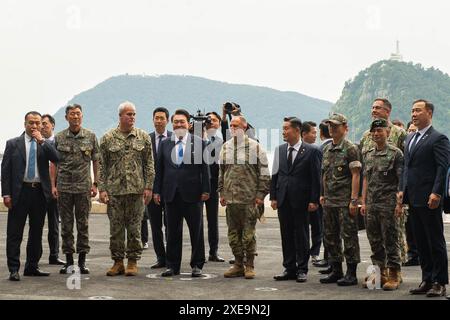BUSAN, Republik Korea (25. Juni 2024) der Präsident der Republik Korea Yoon Suk Yeol reist am 25. Juni 2024 auf dem Flugzeugträger USS Theodore Roosevelt (CVN 71) der Nimitz-Klasse in Busan, Republik Korea. Theodore Roosevelt ist für einen geplanten Hafenbesuch in der Republik Korea, um die Einsatzbereitschaft und die Allianz zwischen der ROK und den USA zu unterstützen. Theodore Roosevelt ist das Flaggschiff der Carrier Strike Group Nine und führt derzeit Routineoperationen in der 7. US-Flotte durch, um einen freien und offenen Indo-Pazifik zu unterstützen. (Foto der US Navy von Seaman Aaron Haro Gonzalez, Spezialist für Massenkommunikation) Stockfoto