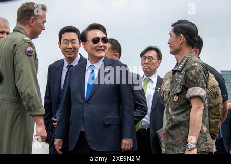 BUSAN, Republik Korea (25. Juni 2024) der Präsident der Republik Korea Yoon Suk Yeol reist am 25. Juni 2024 auf dem Flugzeugträger USS Theodore Roosevelt (CVN 71) der Nimitz-Klasse in Busan, Republik Korea. Theodore Roosevelt ist für einen geplanten Hafenbesuch in der Republik Korea, um die Einsatzbereitschaft und die Allianz zwischen der ROK und den USA zu unterstützen. Theodore Roosevelt ist das Flaggschiff der Carrier Strike Group Nine und führt derzeit Routineoperationen in der 7. US-Flotte durch, um einen freien und offenen Indo-Pazifik zu unterstützen. (Foto der US Navy von Mass Communication Specialist 2nd Class Christopher J. Crawford) Stockfoto