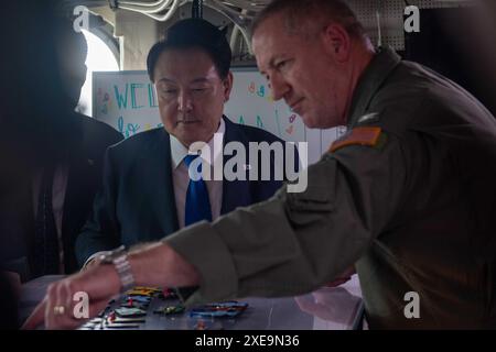 BUSAN, Republik Korea (25. Juni 2024) der Präsident der Republik Korea Yoon Suk Yeol, links, wird von Kapitän Brian Schrum, Kommandant des Flugzeugträgers USS Theodore Roosevelt (CVN 71), am 25. Juni 2024 in Busan, Republik Korea, kontrolliert. Theodore Roosevelt ist für einen geplanten Hafenbesuch in der Republik Korea, um die Einsatzbereitschaft und die Allianz zwischen der ROK und den USA zu unterstützen. Theodore Roosevelt ist das Flaggschiff der Carrier Strike Group Nine und führt derzeit Routineoperationen in der 7. US-Flotte durch, um einen freien und offenen Indo-Pazifik zu unterstützen. (Foto der US Navy Stockfoto
