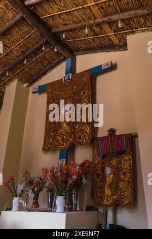 Traditionelles Kruzifix aus den Anden in Peru, dekoriert mit traditionellen Kostümen und Blumen Stockfoto