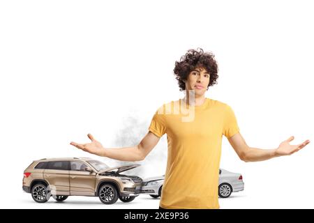 Unglücklicher junger Mann, der mit Händen vor einer Autokollision auf weißem Hintergrund gestickt ist Stockfoto