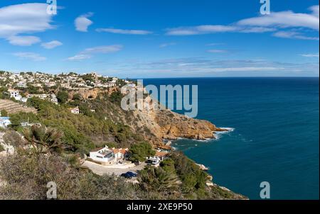 Blick auf das Dorf Costa Nova und die Klippen Cabo de la NAO und das Meer in der Provinz Alicante Stockfoto