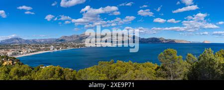 Panoramablick auf die Bucht von Altea und die Berge der Sierra de Bernia in der Provinz Alicante Stockfoto