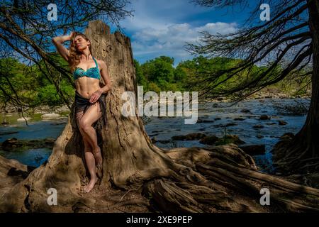 Ein hübsches Brünette Bikini Model genießt das Sommerwetter an den Ufern Eines lokalen Sees Stockfoto