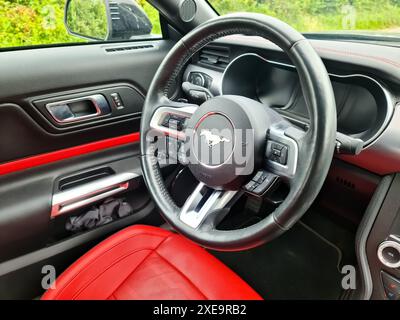 Kiel, Deutschland - 26. Juni 2024: Ein Innenraum aus rotem Leder im Cockpit eines Ford Mustang 2018 Stockfoto