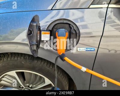 Kiel, Deutschland - 26. Juni 2024: Nahaufnahme einer elektrischen Betankung eines Hyundai-Autos Stockfoto