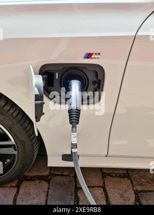 Kiel, Deutschland - 26. Juni 2024: Nahaufnahme einer elektrischen Betankung eines BMW-Autos Stockfoto