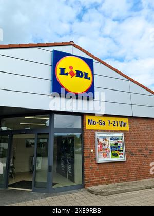 Kiel, Deutschland - 26. Juni 2024: Der Eingangsbereich eines modernen Lidl-Supermarktes Stockfoto