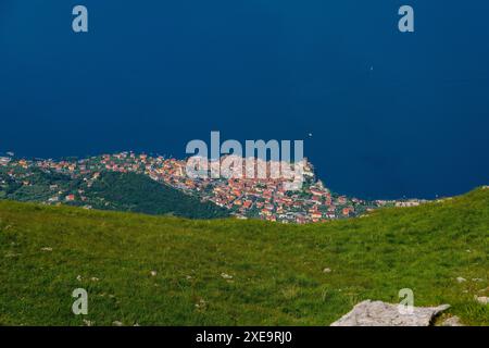 Panoramablick vom Monte Baldo auf dem Gardasee in der Nähe von Malcesine in Italien. Stockfoto