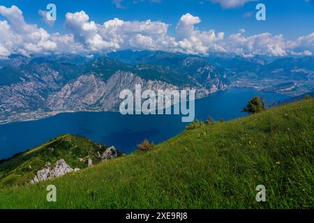 Panoramablick vom Monte Baldo auf dem Gardasee in der Nähe von Malcesine in Italien. Stockfoto