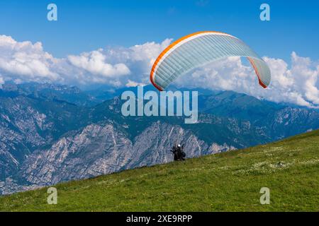 Gleitschirmfliegen von Monte Baldo über den Gardasee in Italien. Stockfoto