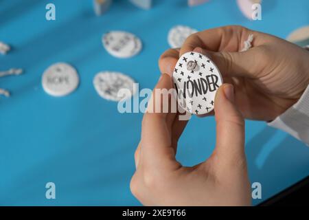 Meisterklasse Wort WONDER on EASTER Clay Ei Creator verwendet weißen, luftgetrockneten Ton für die Gestaltung von Dekor zu OSTERFERIEN. Kochfeld wird erstellt Stockfoto