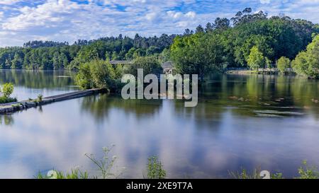 Azenhas de Adaufe, alte Wassermühlen am Fluss, Braga, nördlich von Portugal. Stockfoto