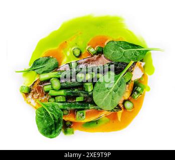 Fischgericht: Gebratenes Kabeljaufilet mit Spargel und Basilikum Stockfoto